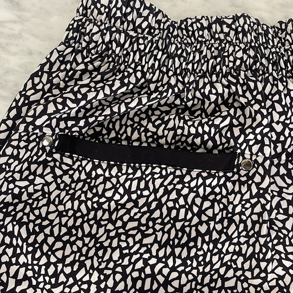 Lululemon cuffed short with pockets and pleats! - Picture 3 of 6